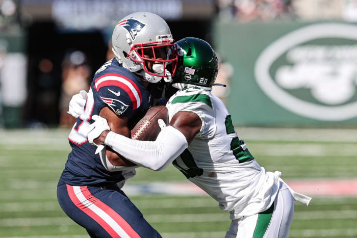 Marcus Maye makes a tackle